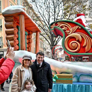 Exclusif - Christian Estrosi, le maire de Nice, sa femme Laura Tenoudji et leur fille Bianca durant la Grande Parade de Noel sur l'avenue Jean Médecin, à Nice © Bruno Bebert / Bestimage