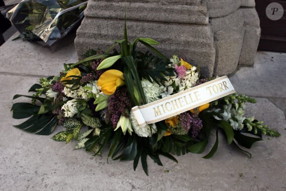 Michèle Torr a remis une couronne de fleurs lors des obsèques de Patrick Topaloff le 11 mars 2010 à Paris en l'église orthodoxe de la rue Daru