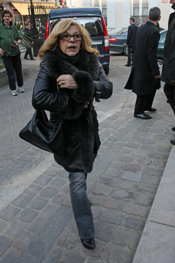 Nicoletta lors des obsèques de Patrick Topaloff le 11 mars 2010 à Paris en l'église orthodoxe de la rue Daru