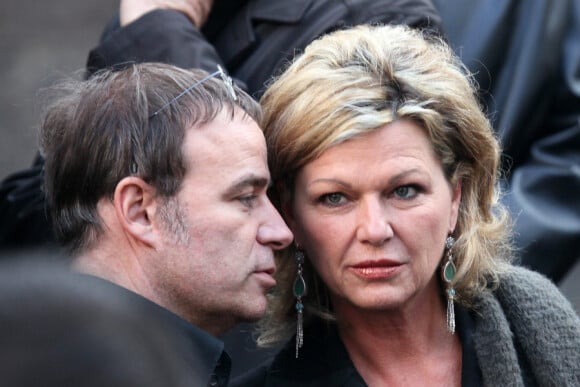 Fabien Lecoeuvre et Jeane Manson lors des obsèques de Patrick Topaloff le 11 mars 2010 à Paris en l'église orthodoxe de la rue Daru