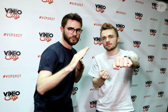 Pourtant, les deux hommes ont démarré ensemble et étaient très proches pendant de nombreuses années
 
Exclusif - Studio - Cyprien Iov, Squeezie - Vidéo City Paris 2017 au parc des expositions de la porte de Versailles à Paris, le 9 avril 2017. Plusieurs milliers d'ados ont fait la queue pour approcher leurs idoles au salon des youtubeurs. © Dominique Jacovides/Bestimage