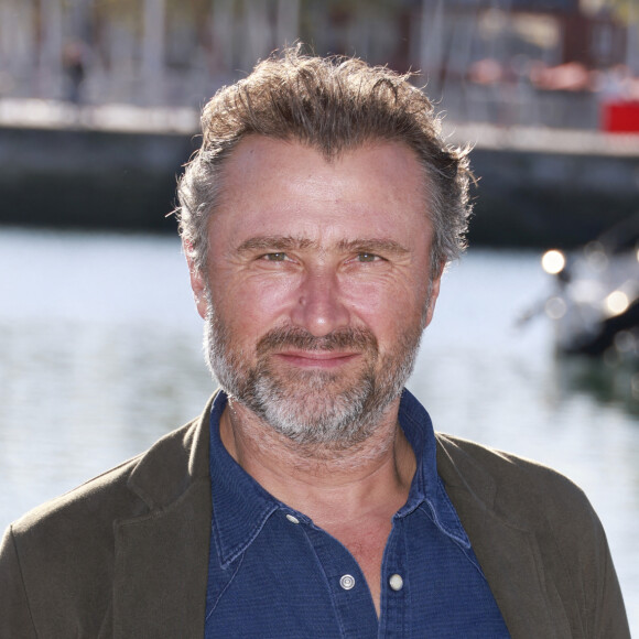 Et est "très romantique" avec elle. 
Alexandre Brasseur DEMAIN NOUS APPARTIENT Le festival de fiction TV de La Rochelle samedi 17 septembre 2022. © Christophe Aubert via Bestimage