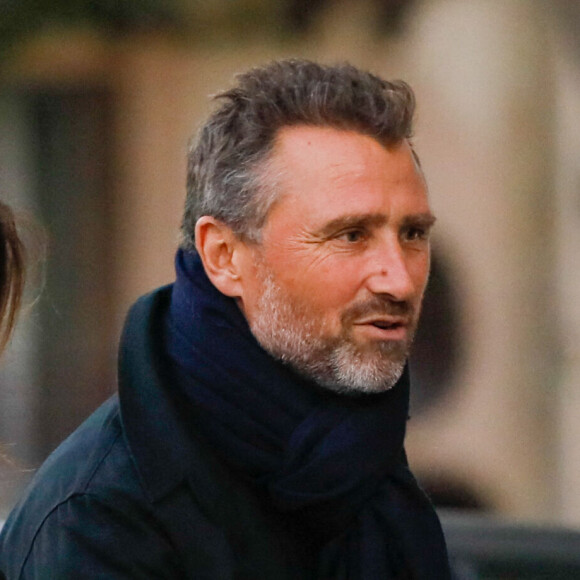Il a épousé Isabelle en octobre dernier.
Alexandre Brasseur et sa compagne Isabelle Regourd - Hommage à Charlotte Valandrey en l'église Saint François-Xavier à Paris le 6 octobre 2022. © Christophe Clovis/Bestimage