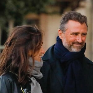 Une belle histoire et une belle famille recomposée pour eux ! 
Alexandre Brasseur et sa compagne Isabelle Regourd - Hommage à Charlotte Valandrey en l'église Saint François-Xavier à Paris le 6 octobre 2022. © Christophe Clovis/Bestimage