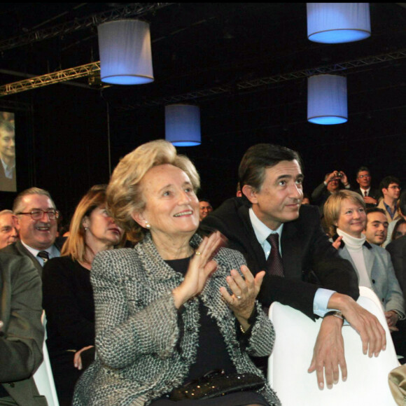 MADAME JACQUES CHABAN DELMAS, BERNADETTE CHIRAC, PHILIPPE DOUSTE BLAZY,ANNE MARIE RAFFARIN, NICOLAS SARKOZY, CECILIA SARKOZY - NICOLAS SARKOZY EST ELU PRESIDENT DE L'UMP AVEC 85,1% LORS DU CONGRES UMP DU BOURGET.  PLAN LARGE 