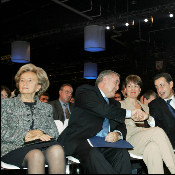 BERNADETTE CHIRAC, JEAN PIERRE RAFFARIN ET SA FEMME ANNE MARIE, NICOLAS SARKOZY, CECILIA SARKOZY ET DOMINIQUE PERBEN - NICOLAS SARKOZY EST ELU PRESIDENT DE L'UMP AVEC 85,1% LORS DU CONGRES UMP DU BOURGET.  PLAN LARGE 