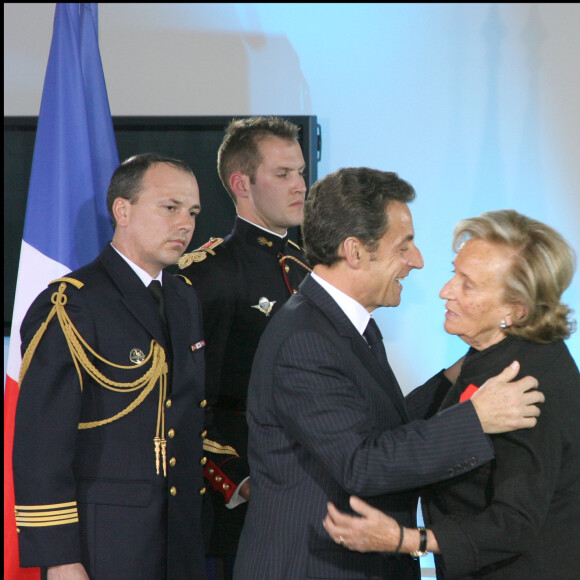 NICOLAS SARKOZY, BERNADETTE CHIRAC - CEREMONIE DE REMISE DES INSIGNES DE CHEVALIER DE LA LEGION D'HONNEUR A MADAME BERNADETTE CHIRAC A LA MAISON DE SOLENN A PARIS  