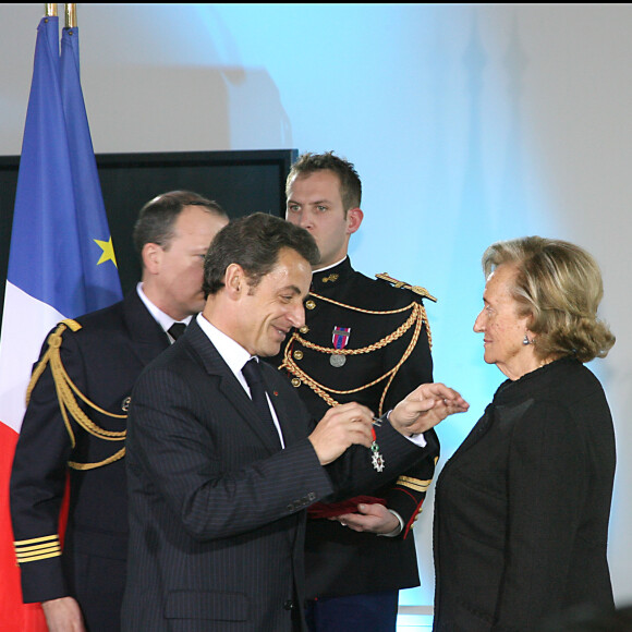 NICOLAS SARKOZY, BERNADETTE CHIRAC - CEREMONIE DE REMISE DES INSIGNES DE CHEVALIER DE LA LEGION D'HONNEUR A MADAME BERNADETTE CHIRAC A LA MAISON DE SOLENN A PARIS  