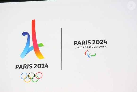 
Logo Paris 2024 lors de la présentation du logo des Jeux Olympiques et Paralympiques "Paris 2024" dévoilé au cinéma "Le Grand Rex" à Paris, le 21 octobre 2019. Dans le logo sont cachés différents symboles : la médaille, la flamme et Marianne.