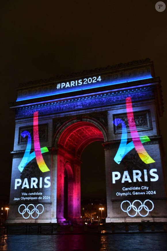 
La mairie de Paris projette le logo de la candidature de la ville aux Jeux Olympiques 2024 sur l'Arc de Triomphe.