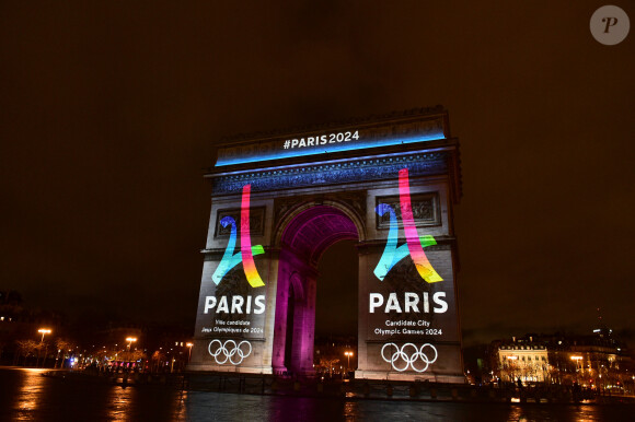
Illustration - La mairie de Paris projette le logo de la candidature de la ville aux Jeux Olympiques 2024 sur l'Arc de Triomphe le 9 février 2016.