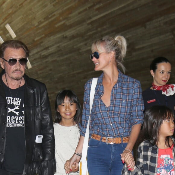 Exclusif - Johnny Hallyday repart en famille avec sa femme Laeticia, ses filles Jade et Joy et Elyette, la grand-mère de Laeticia à Saint-Barthélemy de l'aéroport Roissy Charles de Gaulle le 27 juillet 2016.