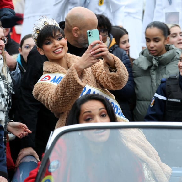 Eve Gilles, Miss France 2024, a défilé dans les rues de son village de Quaëdypre dans le Nord. Le 20 décembre 2023