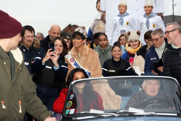 Eve Gilles, Miss France 2024, a défilé dans les rues de son village de Quaëdypre dans le Nord. Le 20 décembre 2023
