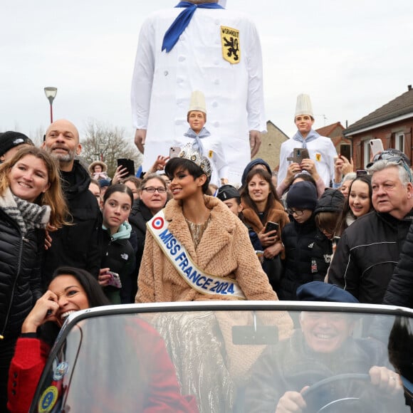 Eve Gilles, Miss France 2024, a défilé dans les rues de son village de Quaëdypre dans le Nord. Le 20 décembre 2023