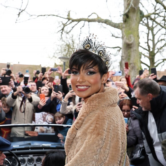 En revanche, Eve Gilles accepte volontiers de porter la casquette de "Miss de la diversité".
Eve Gilles, Miss France 2024, a défilé dans les rues de son village de Quaëdypre dans le Nord. Le 20 décembre 2023