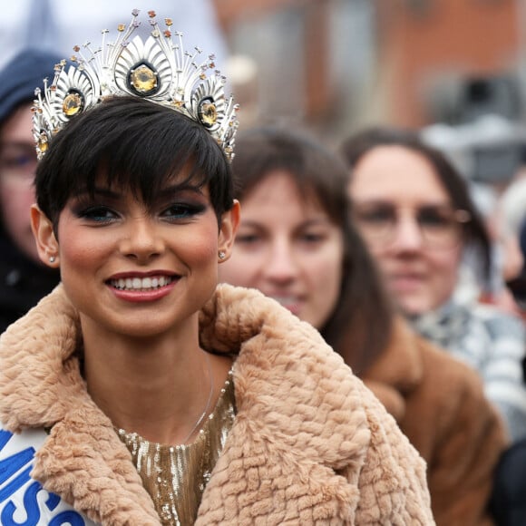 Eve Gilles, Miss France 2024, a défilé dans les rues de son village de Quaëdypre dans le Nord. Le 20 décembre 2023