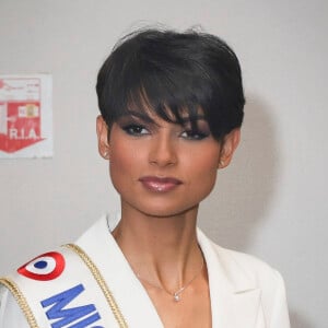 Magazine pour lequel elle s'est exprimée sur l'image "non genrée" qu'elle dégage du fait de sa coupe de cheveux notamment.
Exclusif - Eve Gilles (Miss France 2024) - Backstage de l'émission TPMP (Touche Pas à Mon Poste) présentée en direct par C.Hanouna et diffusée sur C8 le 19 décembre 2023. © © Jack Tribeca / Bestimage