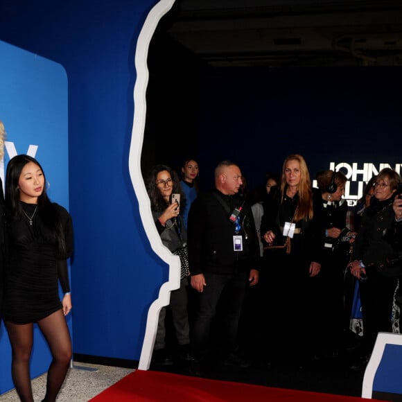 Laeticia Hallyday et ses filles Joy et Jade - Photocall du vernissage de l'exposition "Johnny Hallyday, l'exposition" au Palais des Expositions à Paris. Le 21 décembre 2023 © Dominique Jacovides / Bestimage