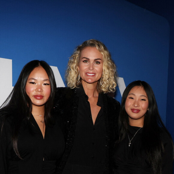 Laeticia Hallyday et ses filles Joy et Jade - Photocall du vernissage de l'exposition "Johnny Hallyday, l'exposition" au Palais des Expositions à Paris. Le 21 décembre 2023 © Dominique Jacovides / Bestimage