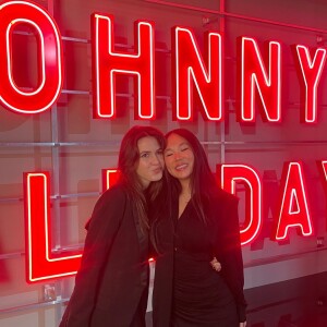 Joy Hallyday avec Romy, la fille de Calogero et de son ex Hortense d'Estève, lors du vernissage de "Johnny Hallyday, l'exposition" à Paris le 21 décelbre 2023.