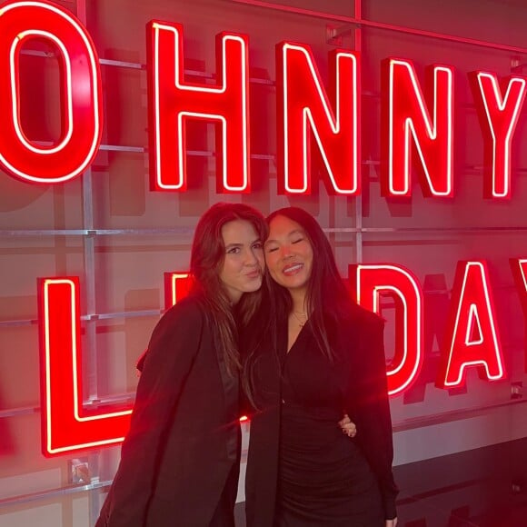 Joy Hallyday avec Romy, la fille de Calogero et de son ex Hortense d'Estève, lors du vernissage de "Johnny Hallyday, l'exposition" à Paris le 21 décelbre 2023.