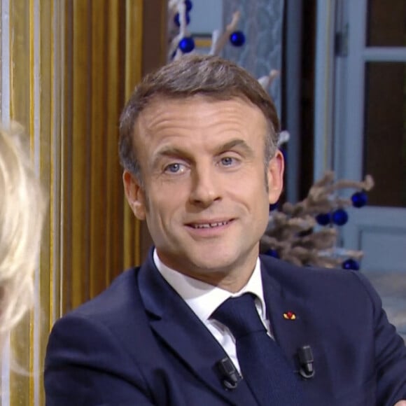 Captures d'écran - Anne-Élisabeth Lemoine - Le président Emmanuel Macron s'exprime lors de l'émission "C à vous" au palais de l'Elysée le lendemain de l'adoption de la loi Immigration. Paris, le 20 décembre 2023. © Jack Tribeca / Bestimage 