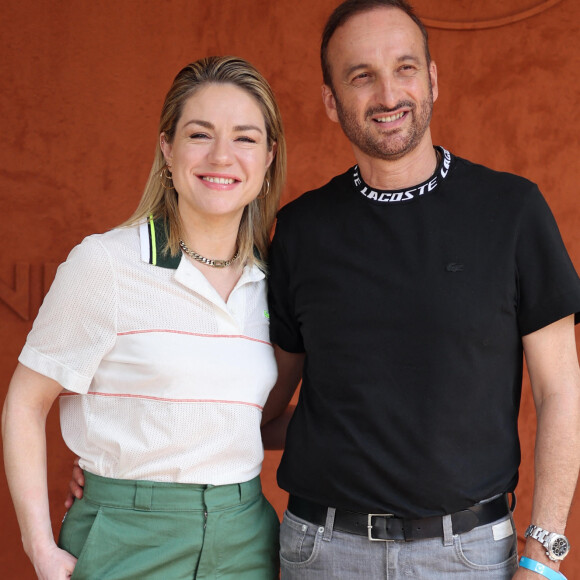 "La fin d'année approche, et si je fais le bilan, au delà de la difficulté et de la fatigue, ma reconnaissance surpasse tout."
Emilie Dequenne et son mari Michel Ferracci - Célébrités au Village lors des Internationaux de France de tennis de Roland Garros 2023 à Paris le 10 juin 2023. © Jacovides-Moreau/Bestimage