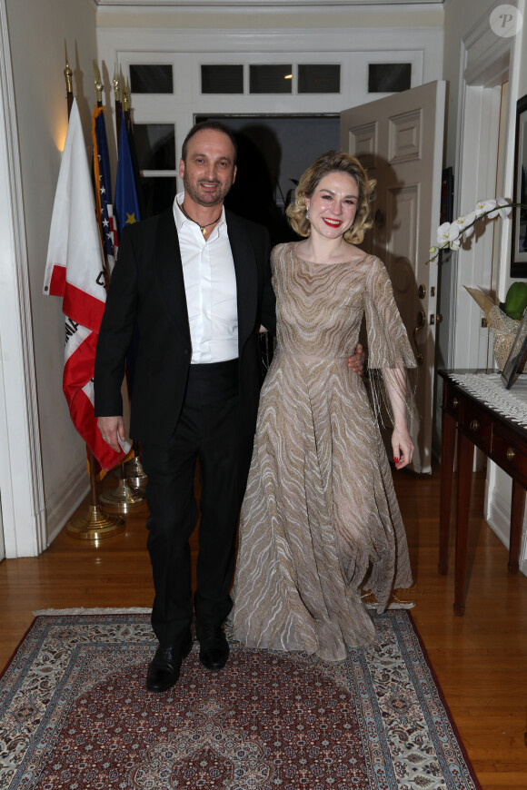 Exclusif - Émilie Dequenne (en Dior) et son mari Michel Ferracci (en Fursac) arrivent à la maison de l'ambassadeur de Belgique à Los Angeles après la 95ème édition de la cérémonie des Oscars le 12 mars 2023. Elle est venue soutenir le film du réalisateur belge Lukas Dhont "Close" aux Oscars. Malheureusement, le film n'a pas été primé.