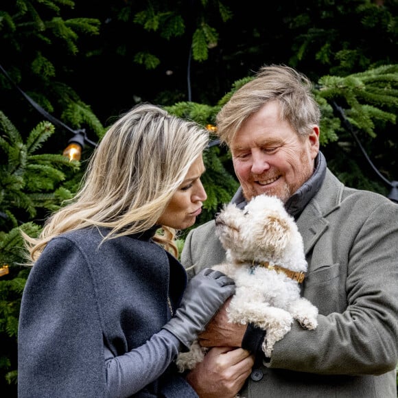 Réunir les trois princesses a par ailleurs été un véritable casse-tête pour la famille royale puisqu'elles sont actuellement éloignées à cause de leurs études. 
Le roi Willem-Alexander et la reine Maxima des Pays-Bas avec le chien Mambo - La famille royale des Pays-Bas lors de la séance photographique hivernale au château Huis ten Bosch à La Haye, Pays-Bas, le 22 décembre 2023. © Dana Press/Bestimage