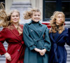 Accompagnées de leur caniche Mambo, les filles du couple royal se sont affichées très élégantes dans des tenues d'hiver colorées 
La princesse Catharina-Amalia des Pays-Bas, la princesse Alexia des Pays-Bas et la princesse Ariane des Pays-Bas - La famille royale des Pays-Bas lors de la séance photographique hivernale au château Huis ten Bosch à La Haye, Pays-Bas