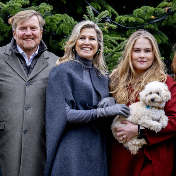 La reine Maxima et le roi Willem-Alexander des Pays-Bas avec la princesse Catharina-Amalia des Pays-Bas, la princesse Alexia des Pays-Bas et la princesse Ariane des Pays-Bas et le chien Mambo - La famille royale des Pays-Bas lors de la séance photographique hivernale au château Huis ten Bosch à La Haye, Pays-Bas