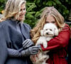 Si Amalia (20 ans, héritière au trône) est scolarisée à l'université d'Amsterdam, sa soeur Alexia (18 ans) est de son côté partie à l'étranger durant une année sabbatique.
La reine Maxima des Pays-Bas avec la princesse Catharina-Amalia des Pays-Bas et le chien Mambo - La famille royale des Pays-Bas lors de la séance photographique hivernale au château Huis ten Bosch à La Haye, Pays-Bas, le 22 décembre 2023. © Dana Press/Bestimage