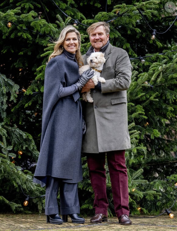 Le roi Willem-Alexander et la reine Maxima des Pays-Bas avec le chien Mambo - La famille royale des Pays-Bas lors de la séance photographique hivernale au château Huis ten Bosch à La Haye, Pays-Bas, le 22 décembre 2023. © Dana Press/Bestimage