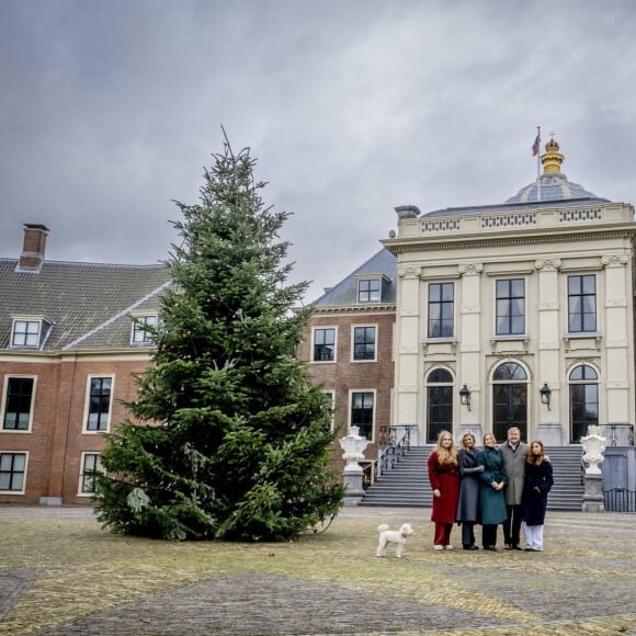 La reine Maxima et le roi Willem-Alexander des Pays-Bas avec la princesse Catharina-Amalia des Pays-Bas, la princesse Alexia des Pays-Bas et la princesse Ariane des Pays-Bas et le chien Mambo - La famille royale des Pays-Bas lors de la séance photographique hivernale au château Huis ten Bosch à La Haye, Pays-Bas, le 22 décembre 2023. © Dana Press/Bestimage