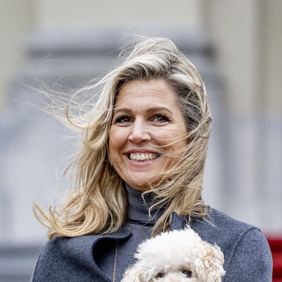 La reine Maxima des Pays-Bas avec le chien Mambo - La famille royale des Pays-Bas lors de la séance photographique hivernale au château Huis ten Bosch à La Haye, Pays-Bas, le 22 décembre 2023. © Dana Press/Bestimage