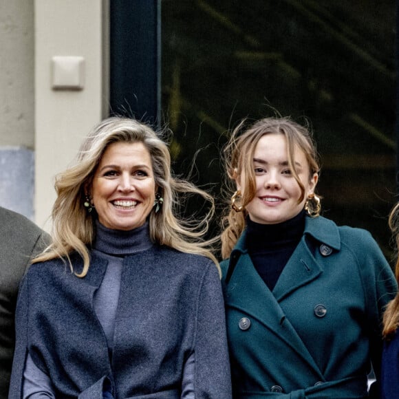 La reine Maxima et le roi Willem-Alexander des Pays-Bas avec la princesse Catharina-Amalia des Pays-Bas, la princesse Alexia des Pays-Bas et la princesse Ariane des Pays-Bas et le chien Mambo - La famille royale des Pays-Bas lors de la séance photographique hivernale au château Huis ten Bosch à La Haye, Pays-Bas, le 22 décembre 2023. © Dana Press/Bestimage