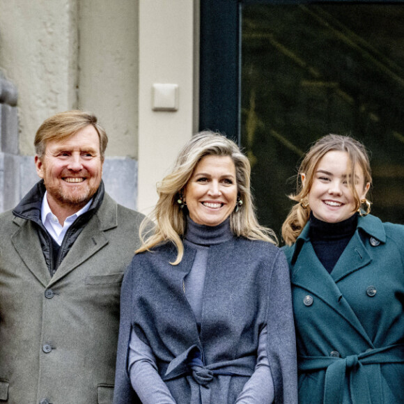La reine Maxima et le roi Willem-Alexander des Pays-Bas avec la princesse Catharina-Amalia des Pays-Bas, la princesse Alexia des Pays-Bas et la princesse Ariane des Pays-Bas et le chien Mambo - La famille royale des Pays-Bas lors de la séance photographique hivernale au château Huis ten Bosch à La Haye, Pays-Bas, le 22 décembre 2023. © Dana Press/Bestimage