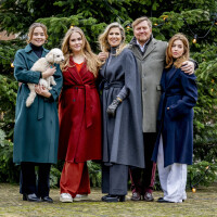PHOTOS Amalia, Alexia et Ariane des Pays-Bas, les soeurs réunies avec leurs parents royaux : vent coquin et look d'hiver parfait