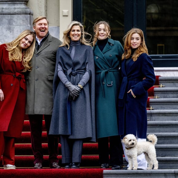 La reine Maxima et le roi Willem-Alexander des Pays-Bas avec la princesse Catharina-Amalia des Pays-Bas, la princesse Alexia des Pays-Bas, la princesse Ariane des Pays-Bas et le chien Mambo - La famille royale des Pays-Bas lors de la séance photographique hivernale au château Huis ten Bosch à La Haye, Pays-Bas, le 22 décembre 2023. © Dana Press/Bestimage