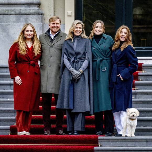 La reine Maxima et le roi Willem-Alexander des Pays-Bas avec la princesse Catharina-Amalia des Pays-Bas, la princesse Alexia des Pays-Bas et la princesse Ariane des Pays-Bas et le chien Mambo - La famille royale des Pays-Bas lors de la séance photographique hivernale au château Huis ten Bosch à La Haye, Pays-Bas, le 22 décembre 2023. © Dana Press/Bestimage