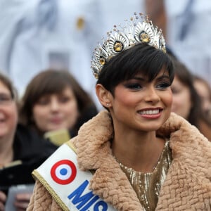 Eve Gilles, Miss France 2024, a défilé dans les rues de son village de Quaëdypre dans le Nord. Le 20 décembre 2023