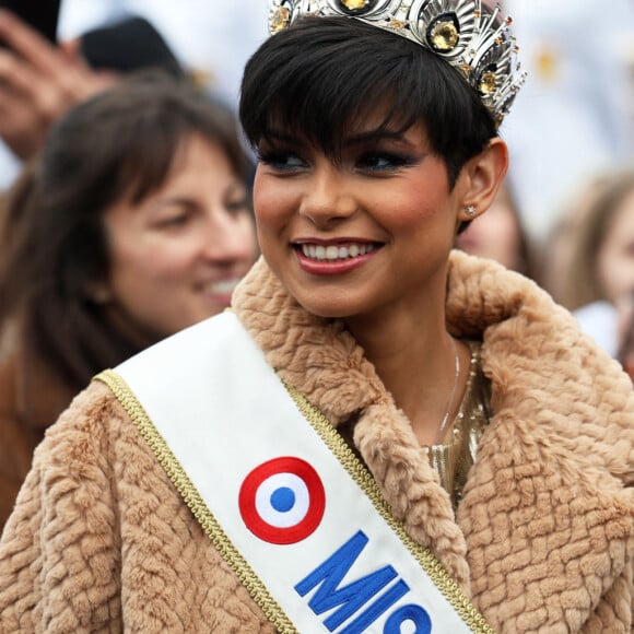 Eve Gilles, Miss France 2024, a défilé dans les rues de son village de Quaëdypre dans le Nord. Le 20 décembre 2023