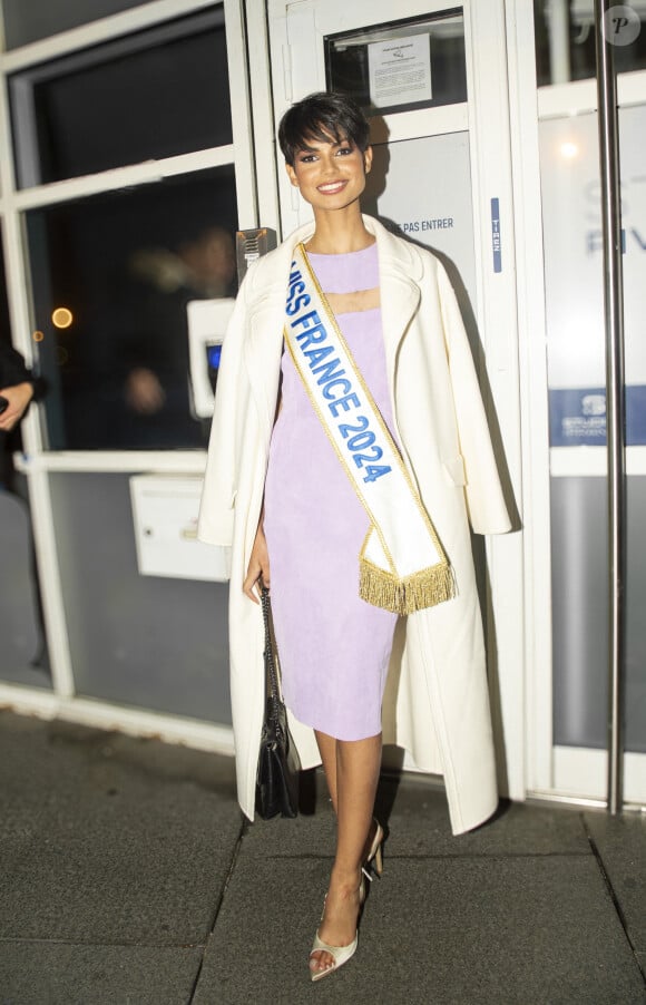 Eve Gilles (Miss France 2024) quitte l'émission "Quotidien" à Paris le 18 décembre 2023. © Pierre Perusseau/Bestimage