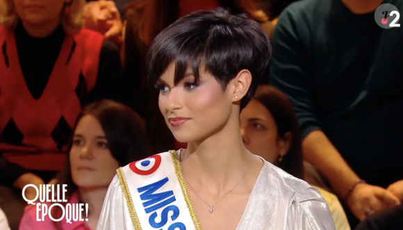 Eve Gilles (Miss France 2024) s'explique face à l'humoriste Laura Laune dans "Quelle époque !" sur France 2