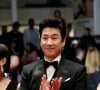 Si Lee Sun-kyun a été aussi vite retrouvé par les forces de l'ordre, c'est parce qu'il était activement recherché. 
Kang-Ho Song, Lee Sun-Kyun - Montée des marches du film "Parasite" lors du 72e Festival International du Film de Cannes. Le 21 mai 2019 © Jacovides-Moreau / Bestimage