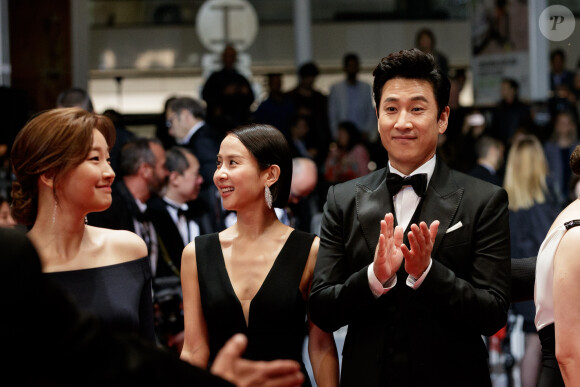 Si Lee Sun-kyun a été aussi vite retrouvé par les forces de l'ordre, c'est parce qu'il était activement recherché. 
Kang-Ho Song, Lee Sun-Kyun - Montée des marches du film "Parasite" lors du 72e Festival International du Film de Cannes. Le 21 mai 2019 © Jacovides-Moreau / Bestimage