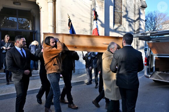 Jules, fils de G.Marchand (porte le cercueil) lors des obsèques de Guy Marchand en l'église Saint-Pierre-ès-Liens à Mollégès le 27 décembre 2023. 