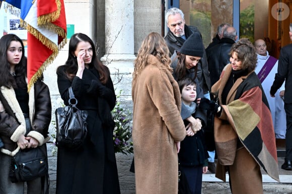 Adelina Khamaganova, ex femme de G.Marchand, Ludivine, fille de G.Marchand, son fils Balthazar et Béatrice Chatelier (ex femme de G.Marchand) lors des obsèques de Guy Marchand en l'église Saint-Pierre-ès-Liens à Mollégès le 27 décembre 2023. 