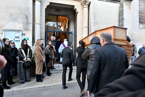 Béatrice Chatelier (ex femme de G.Marchand) et Jules, fils de G.Marchand (porte le cercueil) lors des obsèques de Guy Marchand en l'église Saint-Pierre-ès-Liens à Mollégès le 27 décembre 2023. 
